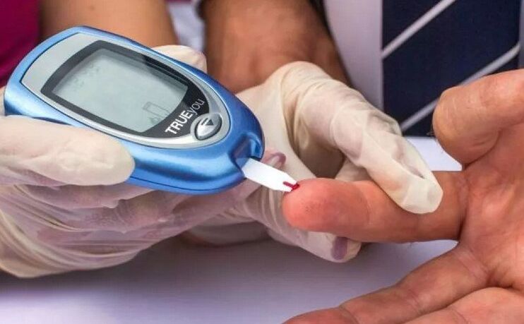 O persoană cu factori de risc pentru diabet trebuie să-și analizeze sângele pentru nivelurile de glucoză.